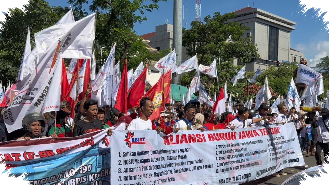 Aksi Buruh Di Depan Kantor Gubernur Jateng Berjalan Tertib, Indonesia Raya Bergema Bersama Aparat