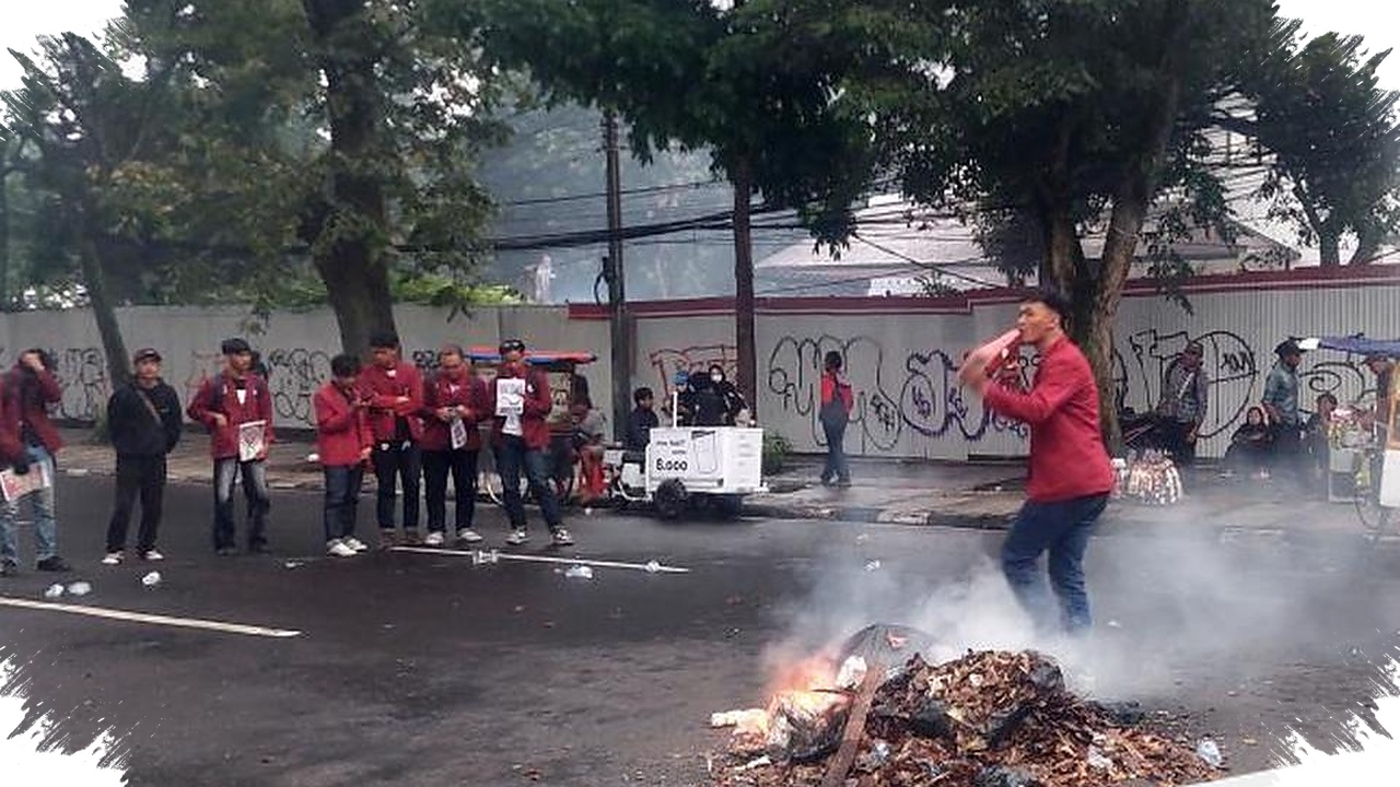 Ban Dibakar Di Depan DPRD Jabar, Mahasiswa Kawal Tujuh Tuntutan Buruh Pada May Day