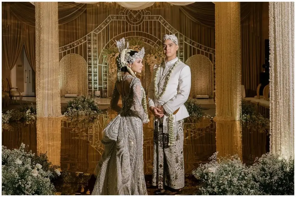 Dekorasi Resepsi El Rumi dan Al Ghazali, Merah Dramatis Bertemu Putih Elegan