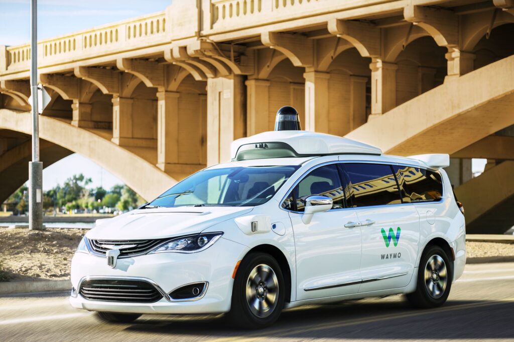 Waymo Tarik Ribuan Robotaxi Setelah Banjir Menyeret Mobil Tanpa Sopir Ke Sungai