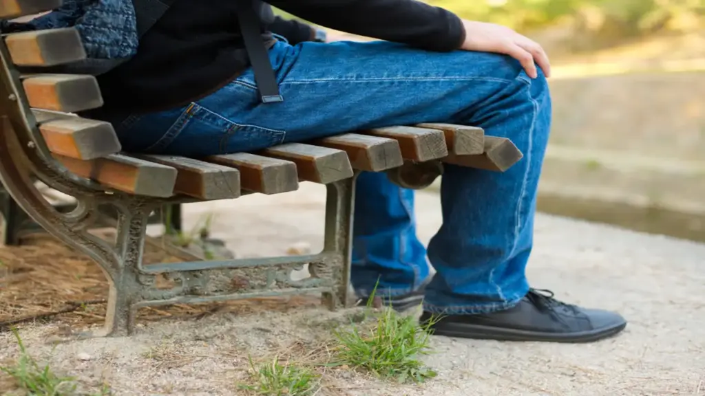 Gerakan Kaki Saat Duduk Bisa Tanda Kecemasan, Bosan, Atau Kaki Gelisah