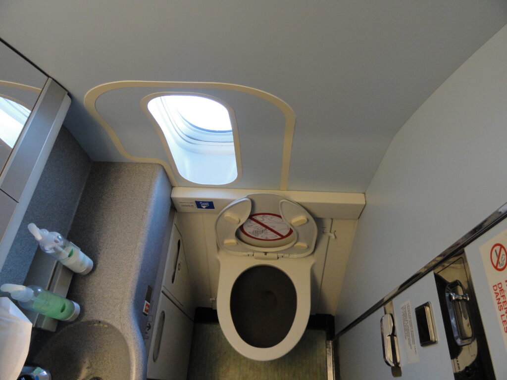 Toilet Pesawat Tak Pakai Banyak Air, Rahasianya Ada Pada Sistem Vakum yang Ringan dan Cepat