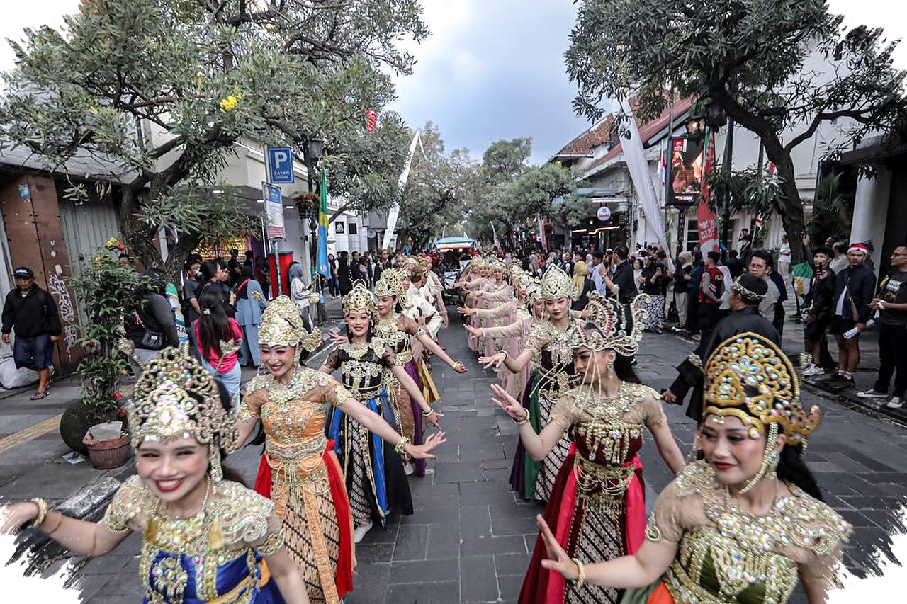 Kirab Mahkota Binokasih Menarik Ribuan Warga Ke Gedung Sate, Warisan Sunda Kembali Hidup
