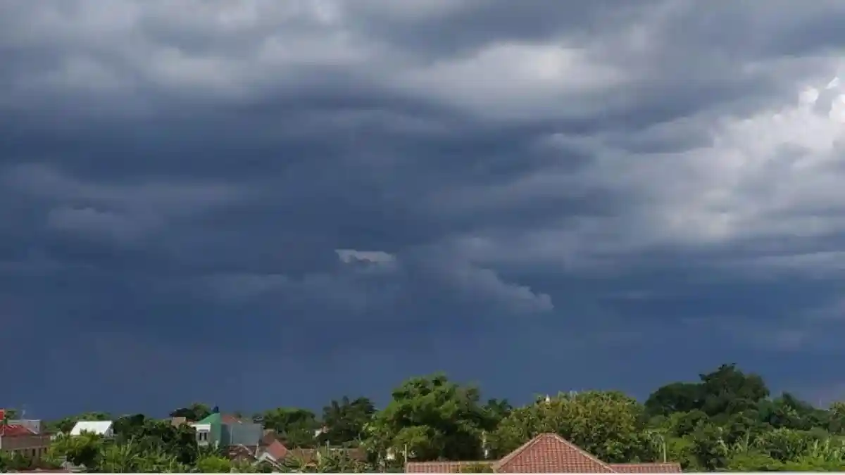Pacitan Hingga Banyuwangi Perlu Waspada, Awan Tebal dan Kabut Asap Menyelimuti Sejumlah Wilayah Jawa Timur