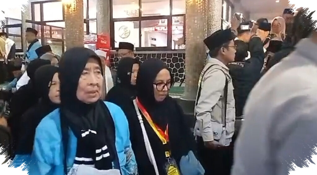 73 Jemaah Haji Cianjur Diberangkatkan, Perhatian Tertuju pada Sosok Tertua Berusia 91 Tahun