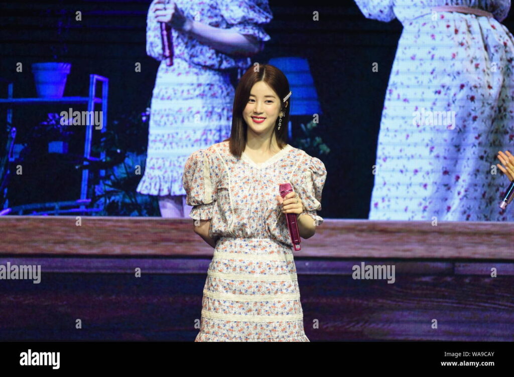 Dua Gaya Pengantin Bomi Apink, Gaun Putih Berenda Lalu Busana Biru Bertekstur Terlihat Mahal
