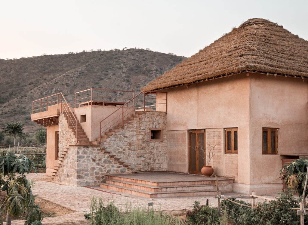 Desain Rumah Desa Natural Modern, Tetap Sejuk Tanpa AC dan Lebih Hemat Listrik