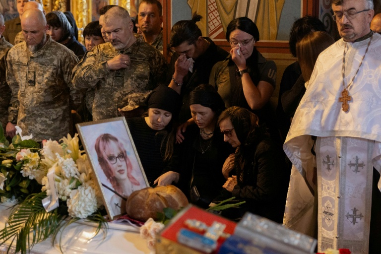 Sirene Kembali Terdengar Saat Ibu Kyiv Mengantar Dua Putrinya ke Peristirahatan Terakhir