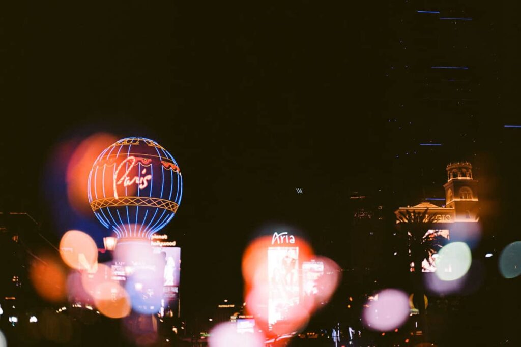 Wajah Tetap Tajam Saat Foto Malam Dibuat Lebih Sinematik, 6 Prompt Gemini AI Ini Membantu