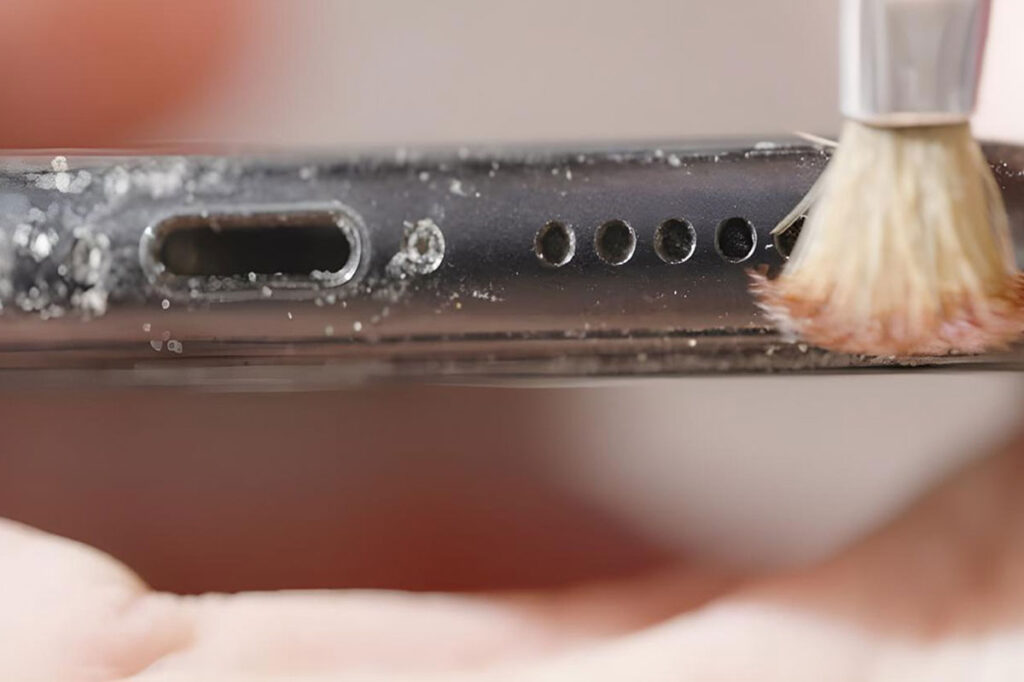 Suara Pelan Dan Kabel Longgar Bisa Jadi Tanda Debu Menumpuk Di Speaker Serta Charger HP