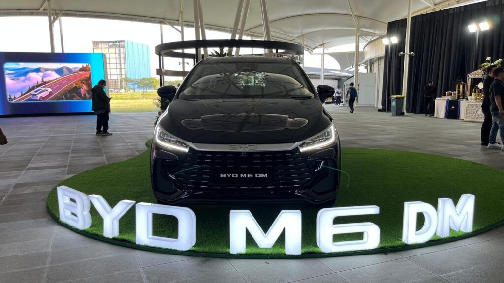 Jarak Tempuh Lebih Dari 1.800 Km Sekali Isi, BYD M6 DM Siap Ubah Peta Mobil Keluarga