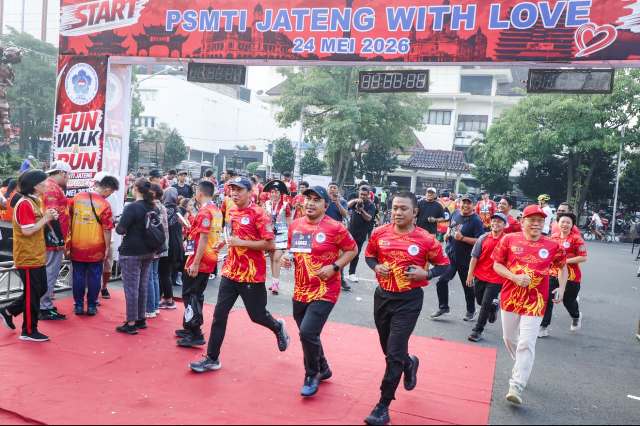 Ratusan Warga Semarang Ikuti Jalan Sehat PSMTI, Taj Yasin Ikut Berbaur Dari Start Hingga Finish