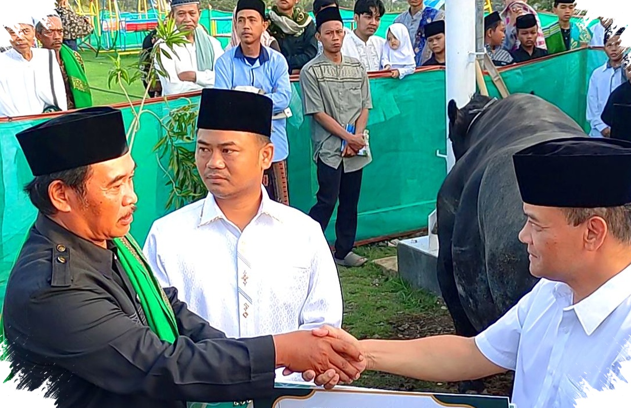 Kurban Presiden Diantarkan ke Huntara Capar, Warga Terdampak Tanah Bergerak Dapat Dukungan Iduladha