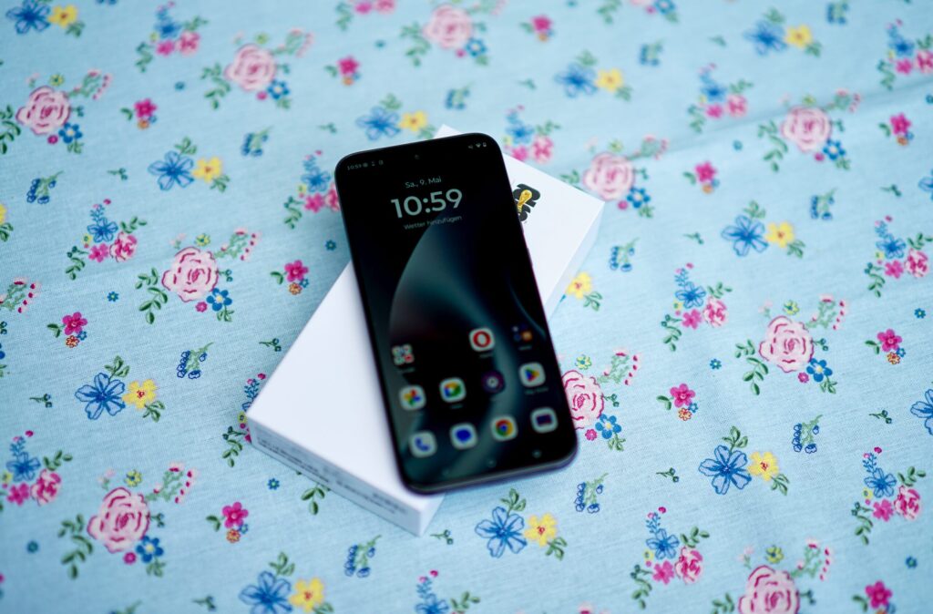 Moto G87 Unggul Saat Di Bawah Matahari, Tapi Kecerahannya Bisa Terasa Berlebihan Di Dalam Ruangan