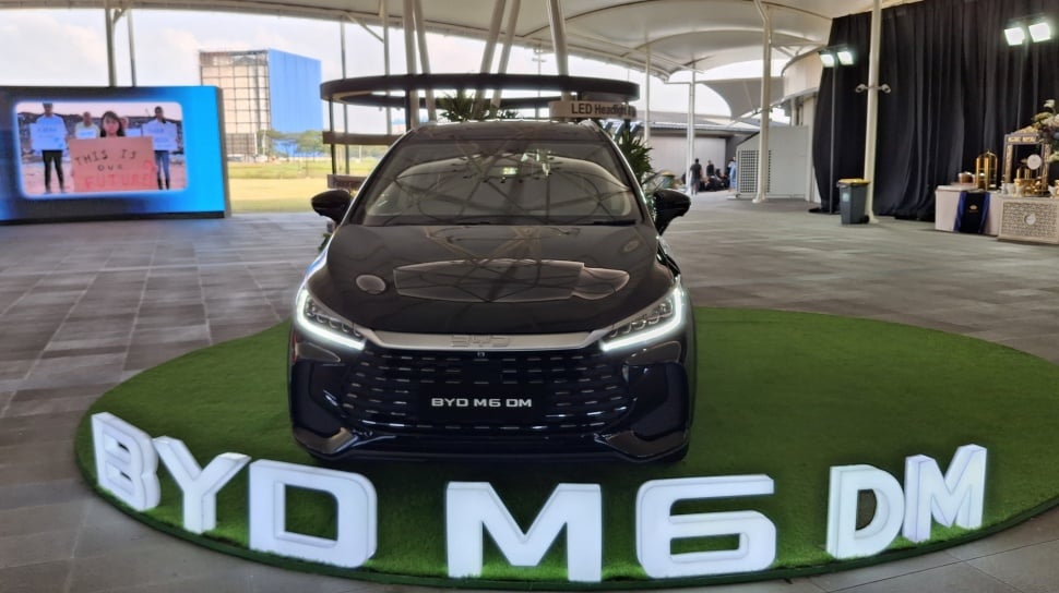 Efisiensi 65 Km per Liter Jadi Senjata BYD M6 DM, Harga Dekat Veloz Hybrid