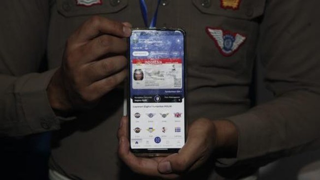 Petugas Kini Bisa Cek SIM Lewat Ponsel, ETLE Drone Mobile Juga Mampu Kenali Wajah pengemudi