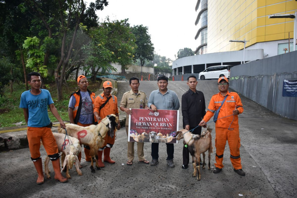 10 Kambing Kurban Dibagikan The Park Pejaten, Menjangkau Warga Sekitar hingga Karyawan