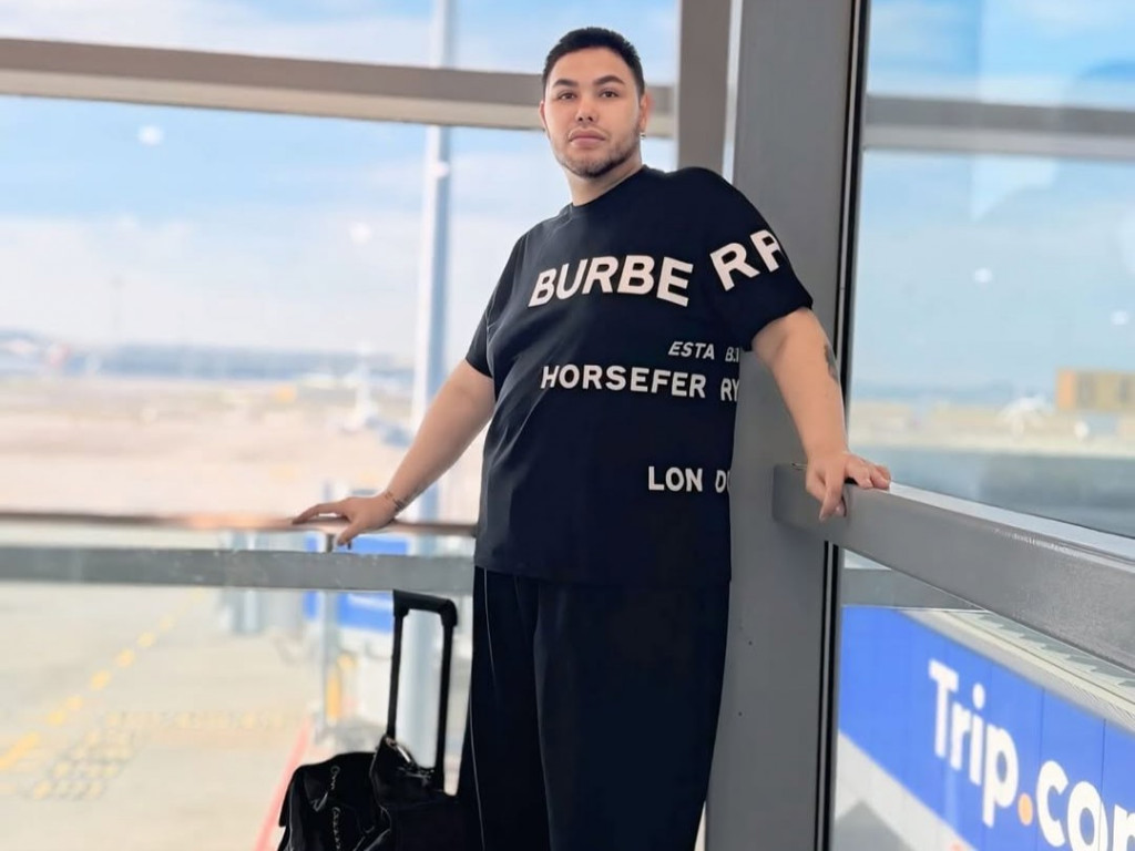 Ivan Gunawan Kembali Nyaman Duduk Di Kursi Ekonomi Pesawat Usai Turun 50 Kilogram