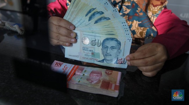 Rupiah Makin Tertekan, Dolar Singapura Tembus Rp14.000 Dan Ringgit Lewati Rp4.500