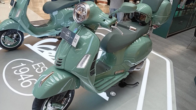 Detail Hijau Pastel Dan Aksen Klasik Vespa GTS 80th Anniversary Terasa Sangat Mewah