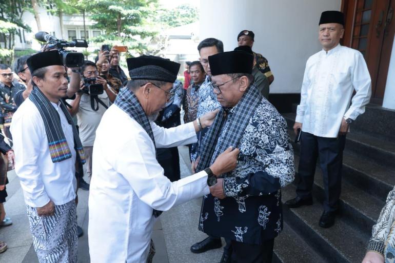 Gebu Minang Jawa Barat Dikukuhkan Di Bandung, Adat Pasambahan dan Silek Sambut OSO