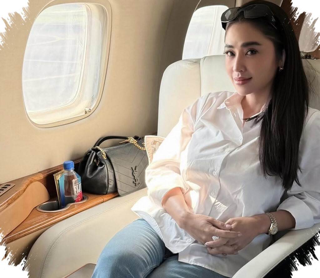 Tak Ingin Kehilangan Momen Kurban, Dewi Perssik Pilih Helikopter Demi Tiba Tepat Waktu