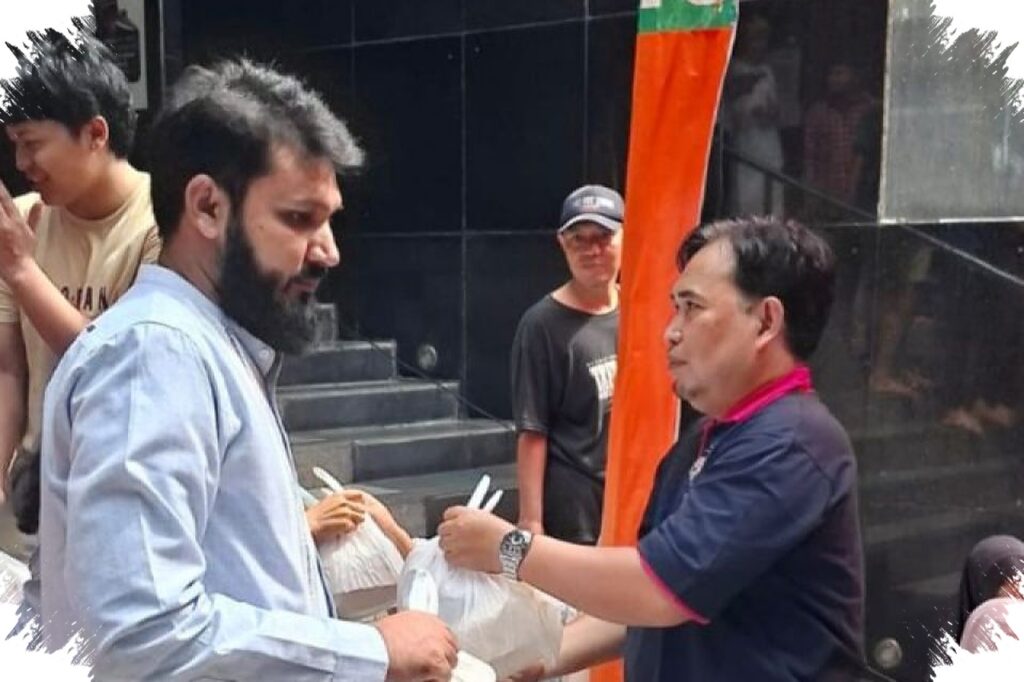 Mahasiswa Asing Ikut Menyembelih dan Membagi Kurban di Masjid Raden Patah UB, Nuansa Lintas Negara Menguat