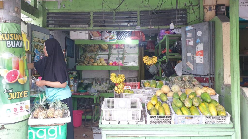 QRIS dan Pesan Antar Menjaga Warung Buah Kecil Ini Tetap Ramai Setelah Hampir 20 Tahun