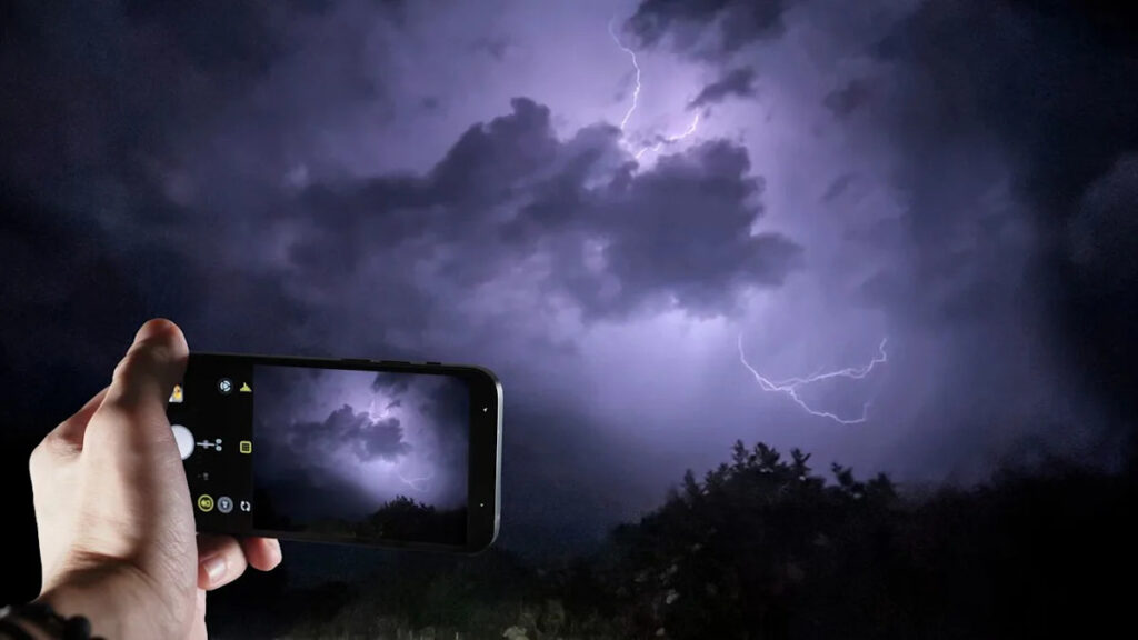 iPhone 13 Mini Menangkap Kilat Saat Kamera Mahal Tak Terjangkau, Pelajaran Soal Momen Penting