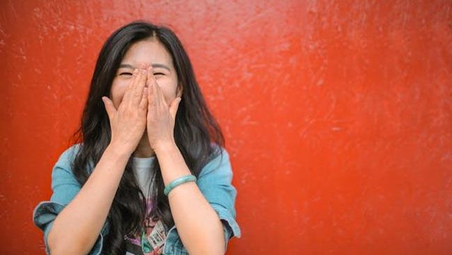 Saat Canda Dibutuhkan, 6 Zodiak Ini Paling Cepat Mencairkan Suasana