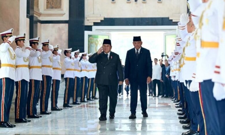 Prabowo Hadiri Persemayaman Ryamizard di Kementerian Pertahanan, Penghormatan Negara Menuju Kalibata