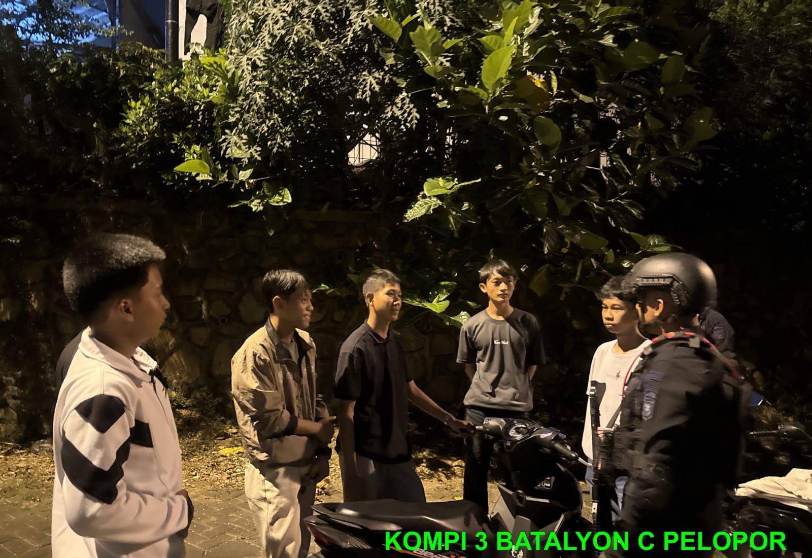 Patroli Malam Brimob Jabar Bikin Titik Rawan Karawang Lebih Terjaga, Warga Merasa Tenang