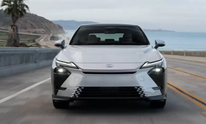 Efisiensi 46 Mil Per Galon Jadi Andalan Lexus ES 350h 2026, Kabinnya Kini Makin Modern