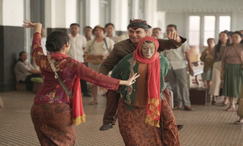Amarah Darso yang Membelah Qodrat, Badut Gendong Hadir Sebagai Teror Dari Luka