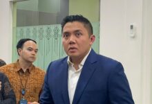 Cubitan Pipi Luhut ke Teddy Indra Wijaya, Gestur Singkat Ini Bikin Warganet Tersenyum