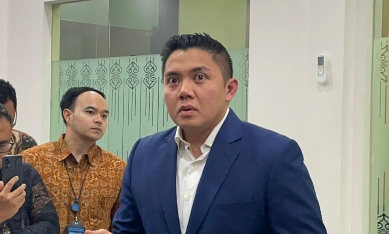 Cubitan Pipi Luhut ke Teddy Indra Wijaya, Gestur Singkat Ini Bikin Warganet Tersenyum