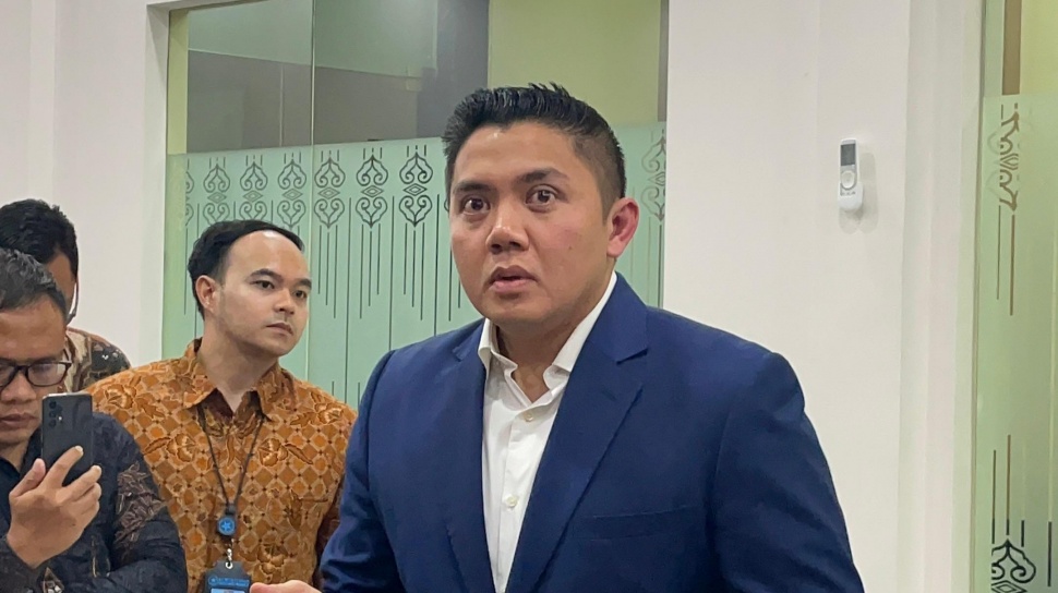 Cubitan Pipi Luhut ke Teddy Indra Wijaya, Gestur Singkat Ini Bikin Warganet Tersenyum