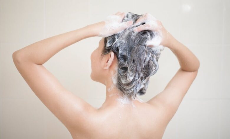 Kebiasaan Keramas Ini Diam-Diam Bikin Rambut Cepat Lepek, Dari Sampo Hingga Bilasan Air