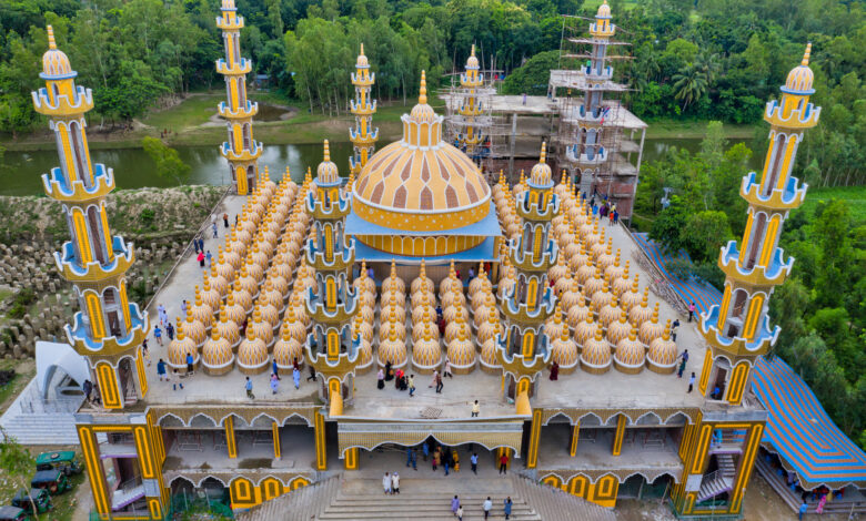 Makam Khan Jahan Ali Diapit Kolam Buaya, Warisan Kota Tua Bagerhat Yang Tak Biasa