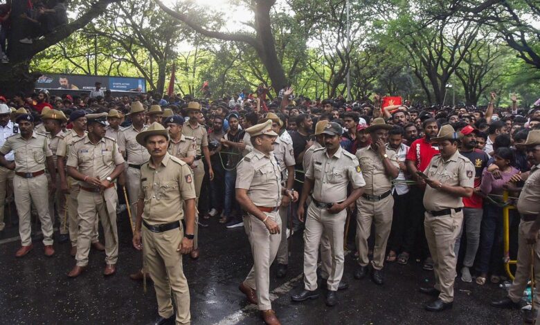 Tak Bawa Senjata Api, 1.400 Aparat Siaga Amankan Indonesia Vs Oman di GBK Hingga Senayan