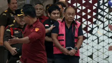Kejagung Tahan Mantan Kepala BGN, 72 Jam Yang Sama Juga Diwarnai Sidang Nadiem Gelap