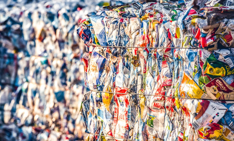 Teknologi Baru Ini Memisahkan Plastik Berlapis Saat Diproses, Tanpa Pelarut Kimia