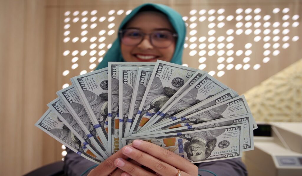 Rupiah Terancam Menembus Rp19.000, Dolar Menguat Di Tengah Gejolak Timur Tengah dan Emas Tertekan