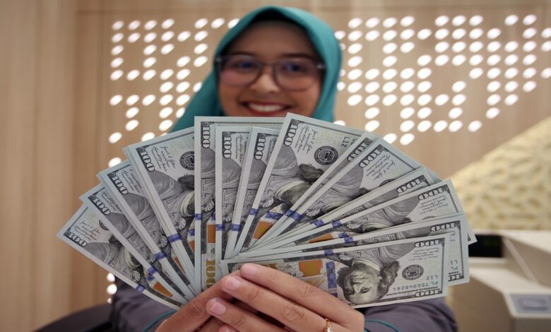 Rupiah Terancam Menembus Rp19.000, Dolar Menguat Di Tengah Gejolak Timur Tengah dan Emas Tertekan