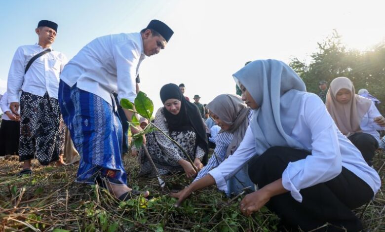 Santri Turun Menanam Mangrove Di Rembang, Upaya Jateng Menahan Abrasi Pesisir