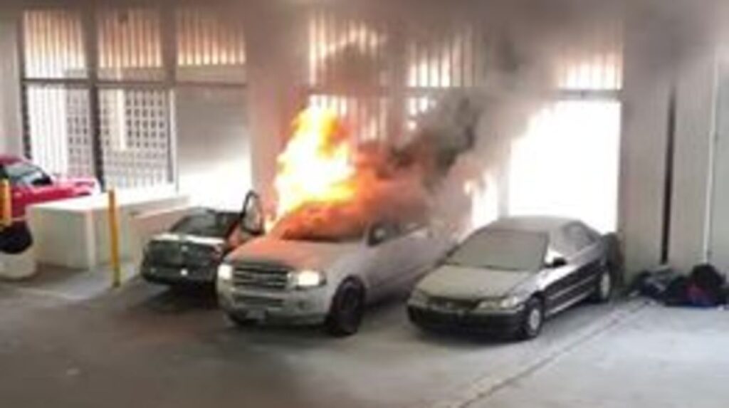 Kobaran Kecil di Parkiran Dalian Berujung 20 Mobil Baru Ludes Terbakar