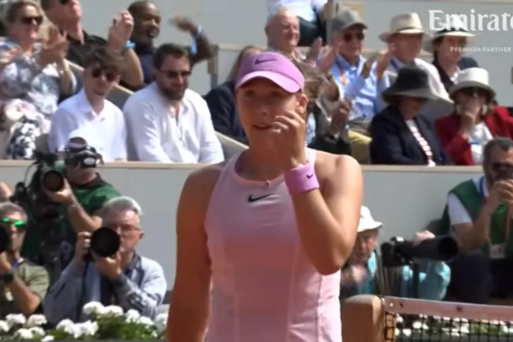 Mirra Andreeva Menang Telak di Paris, Jadi Juara Roland Garros Termuda Sejak Monica Seles