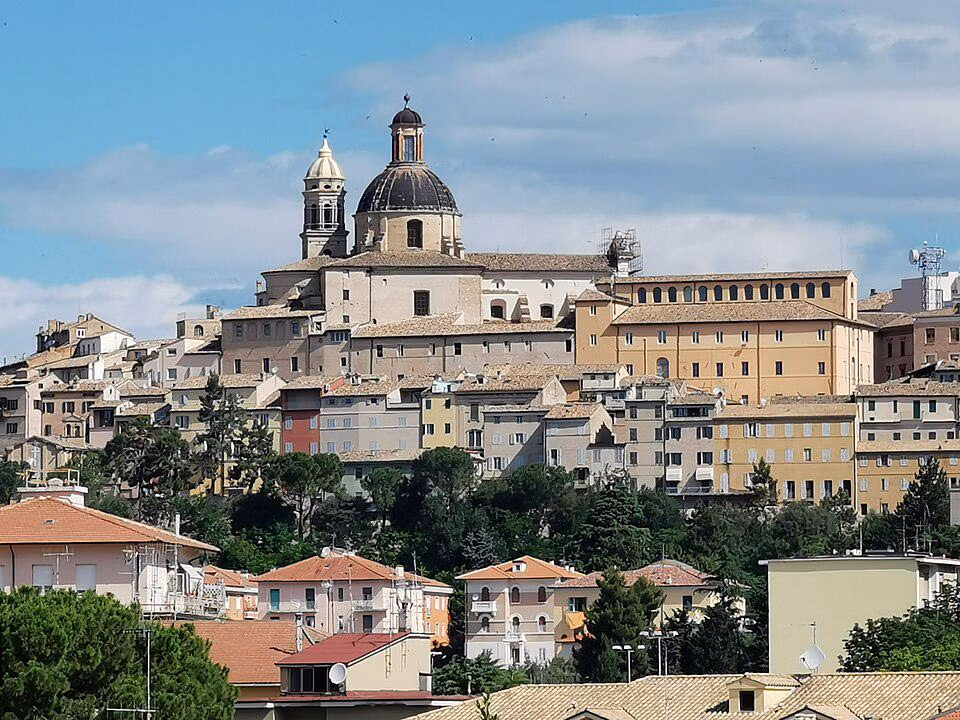 Arena Sferisterio Dan Kampus Tertua Menjadi Jantung Macerata di Bukit Hijau Italia