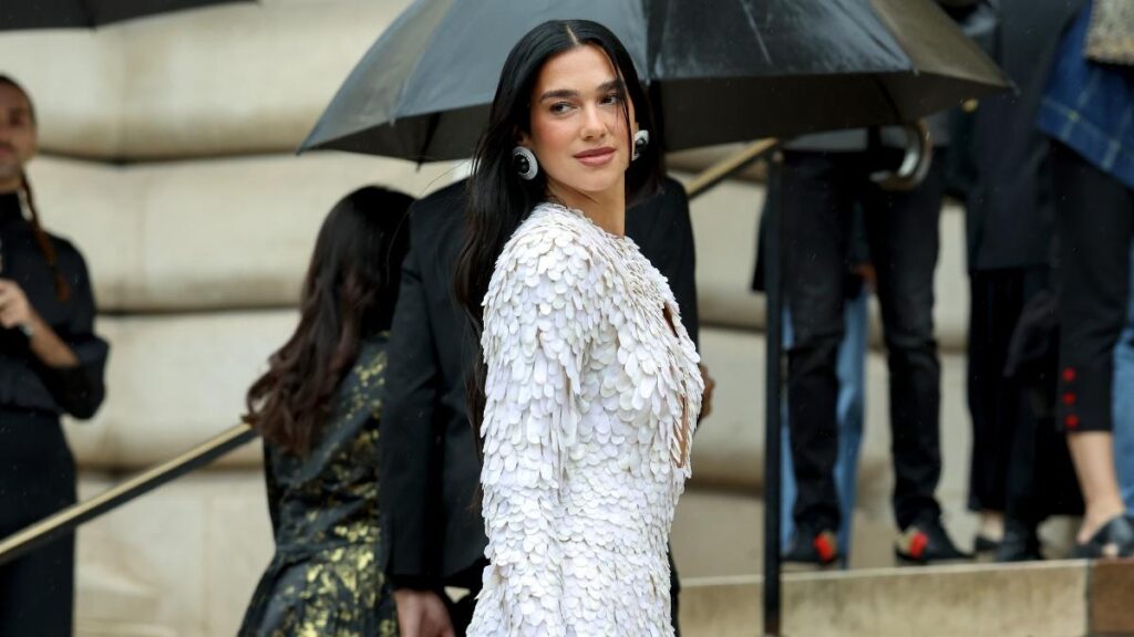 Gaun Putih Bulu Dua Lipa Di Italia Mengangkat Lagi Nama New Bottega Veneta
