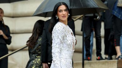 Gaun Putih Bulu Dua Lipa Di Italia Mengangkat Lagi Nama New Bottega Veneta